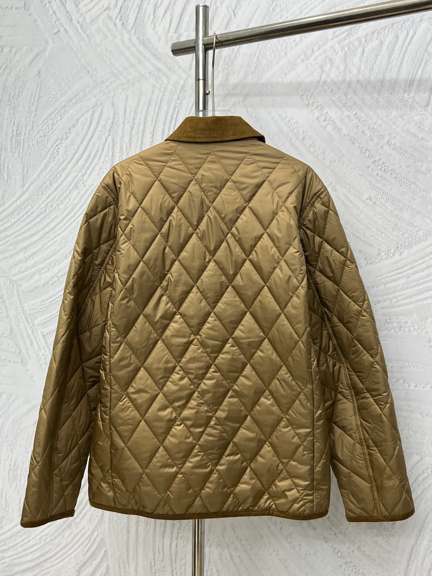 P350 Ralph Lauren logo embroidered diamond plaid corduroy cotton jacket. Exquisite small logo embroidery on the chest, corduroy color-blocked lapels, pocket design showing details, customized accessories, complete with three standards. Size: S M L XL